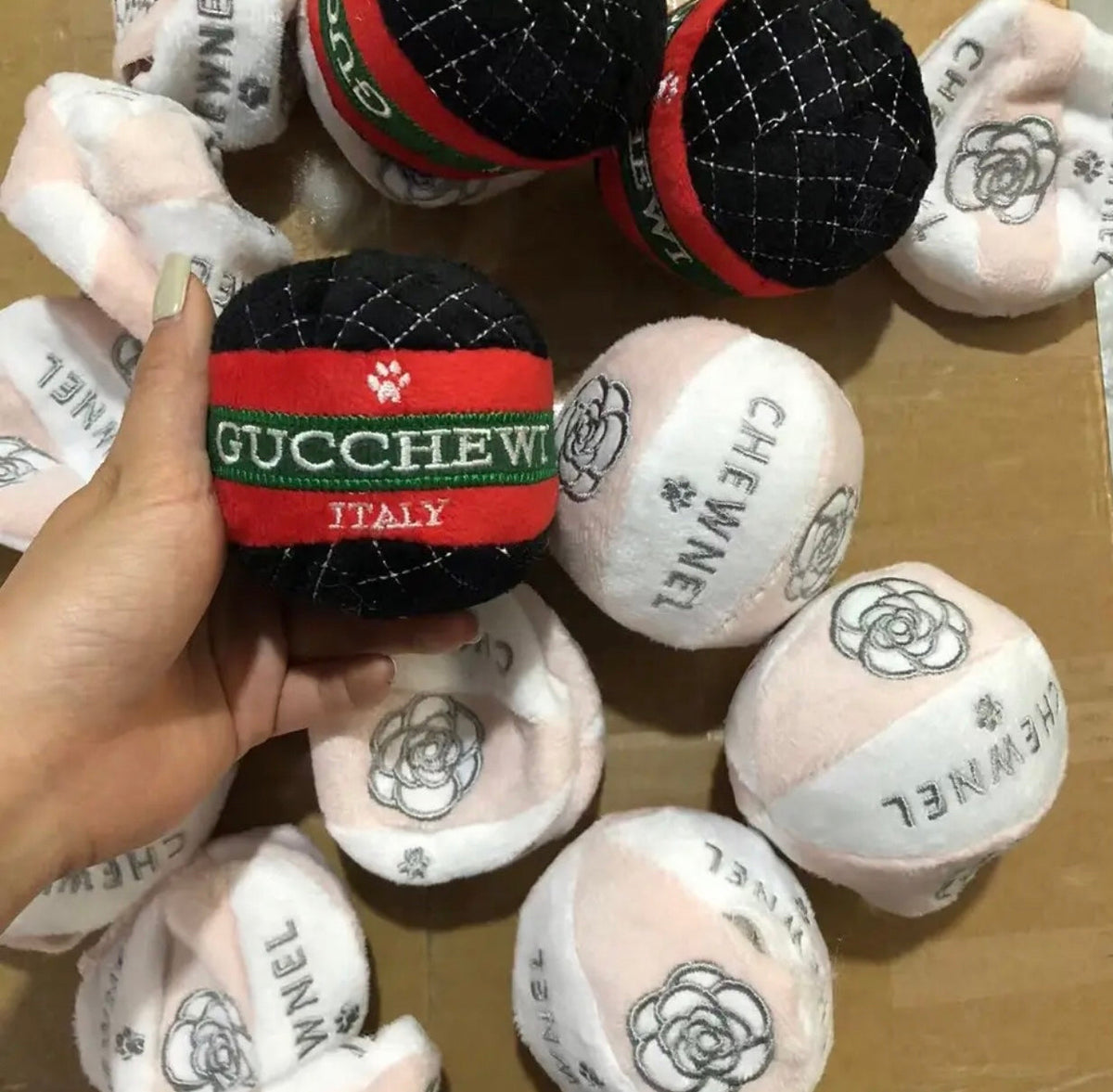Jouets en peluche en forme de balle - Gucchewy et Chewnel