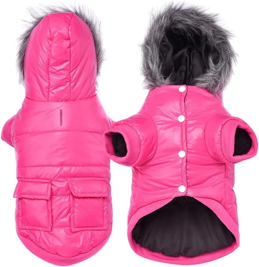 Manteau à capuche ornée de fausse fourrure
